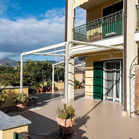 דירה Casa Tiziana Con Ampio Patio E Parcheggio Riservato אלבניה
